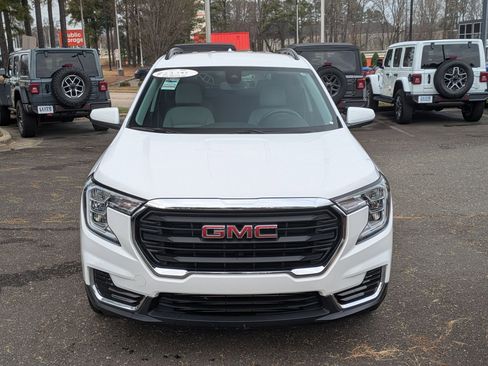Used 2022 GMC Terrain SLE w/ Driver Convenience Package image 2