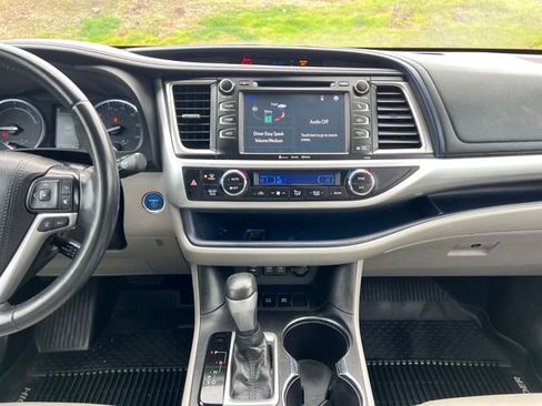 Used 2019 Toyota Highlander XLE image 24