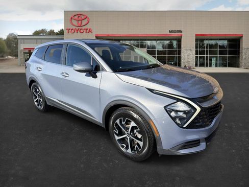 Used 2023 Kia Sportage EX image 3