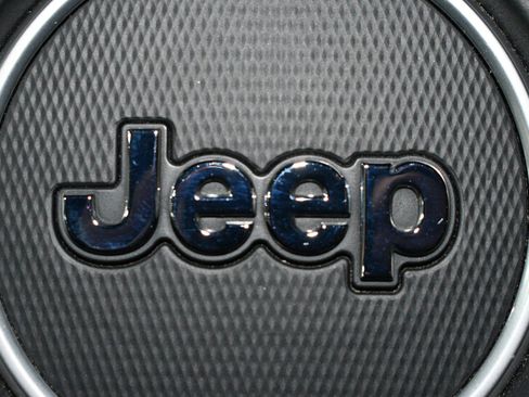 Used 2018 Jeep Wrangler Unlimited Sahara AWD/4WD image 31