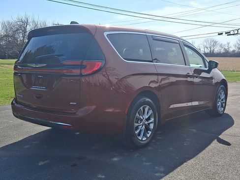 Certified 2023 Chrysler Pacifica Touring-L AWD/4WD image 4