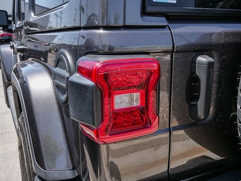 Used 2021 Jeep Wrangler Unlimited Sahara AWD/4WD image 19