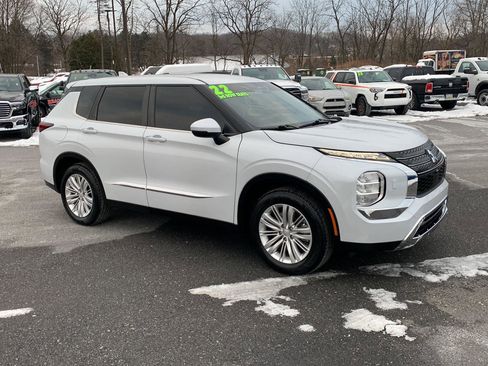 Used 2022 Mitsubishi Outlander ES image 3