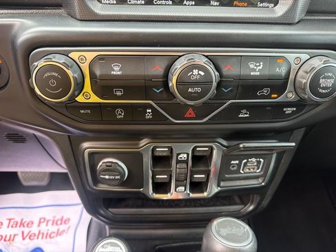 Used 2022 Jeep Wrangler Unlimited Sahara AWD/4WD image 35
