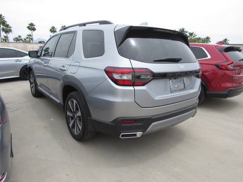 Used 2025 Honda Pilot Touring image 4