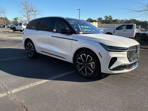 Used 2025 Lincoln Nautilus Reserve image 1