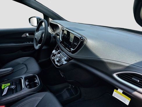 New 2027 Chrysler Pacifica Select AWD/4WD image 31