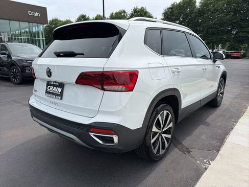 Used 2023 Volkswagen Taos SE w/ Panoramic Sunroof Package FWD image 9