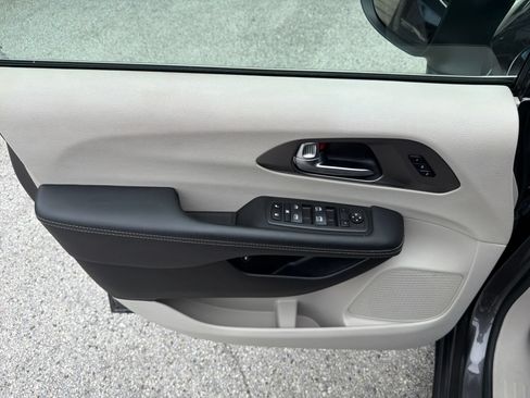 Used 2023 Chrysler Pacifica Touring-L FWD image 27