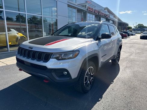 Used 2025 Jeep Compass Trailhawk AWD/4WD image 3