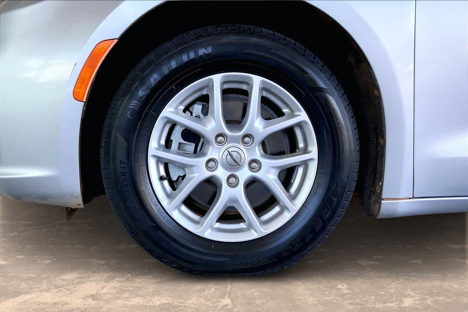 Used 2021 Chrysler Pacifica Touring-L FWD image 8