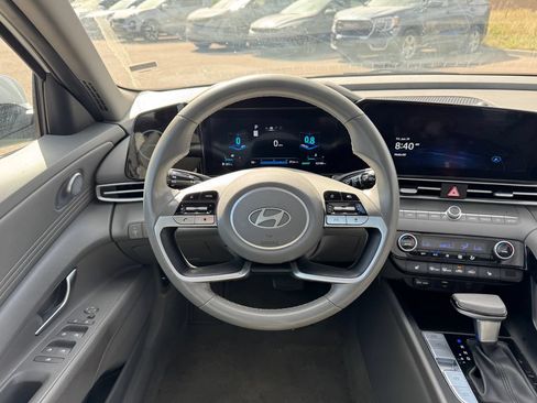 Used 2025 Hyundai Elantra SEL FWD image 11