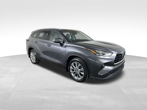 Used 2024 Toyota Highlander Limited image 8