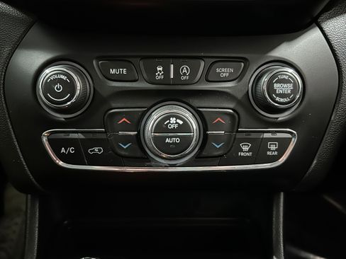 Used 2019 Jeep Cherokee Limited AWD/4WD image 11