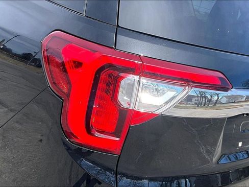 Used 2023 GMC Acadia SLE FWD image 30