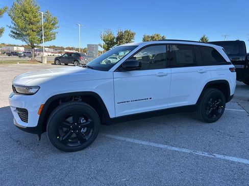 New 2025 Jeep Grand Cherokee Altitude AWD/4WD image 14