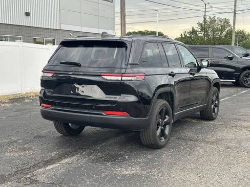 Used 2023 Jeep Grand Cherokee Limited w/ Black Appearance Package AWD/4WD image 4