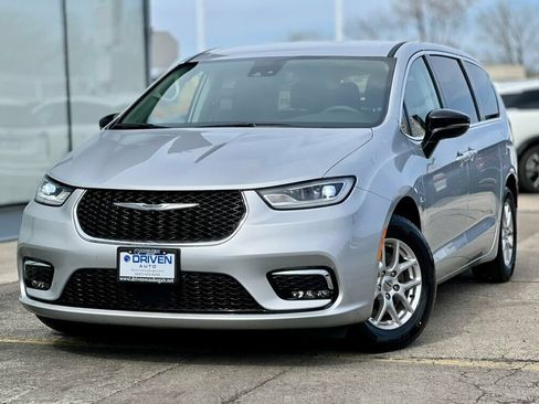 Used 2024 Chrysler Pacifica Touring-L FWD image 36
