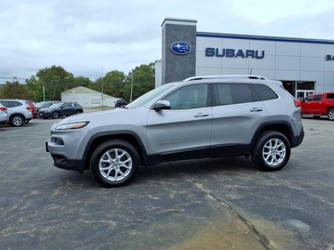 Used 2018 Jeep Cherokee Latitude Plus AWD/4WD image 4