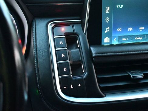 Used 2022 Chevrolet Suburban LT image 17