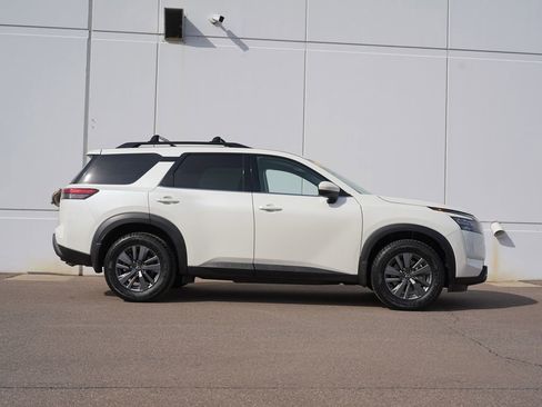 Used 2023 Nissan Pathfinder SV image 2
