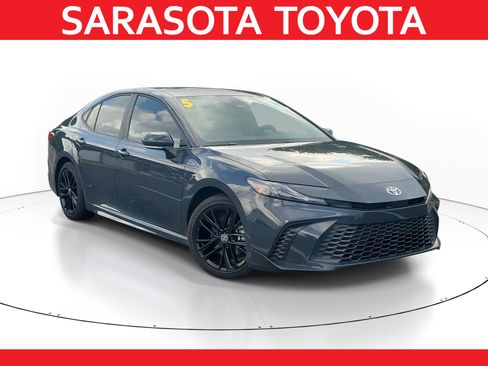 Used 2025 Toyota Camry SE FWD image 1