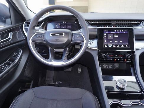 Used 2023 Jeep Grand Cherokee L Laredo image 13