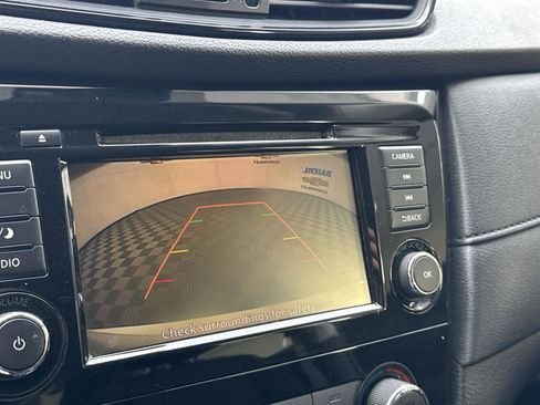 Used 2019 Nissan Rogue S image 16