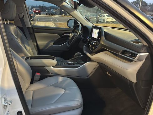 Used 2022 Toyota Highlander XLE AWD/4WD image 11