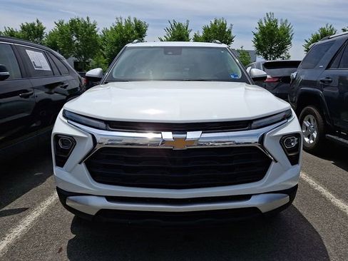 Used 2025 Chevrolet TrailBlazer LT AWD/4WD image 2