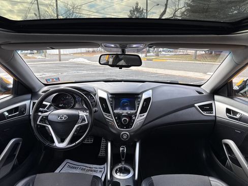 Used 2013 Hyundai Veloster w/ Tech Pkg image 8
