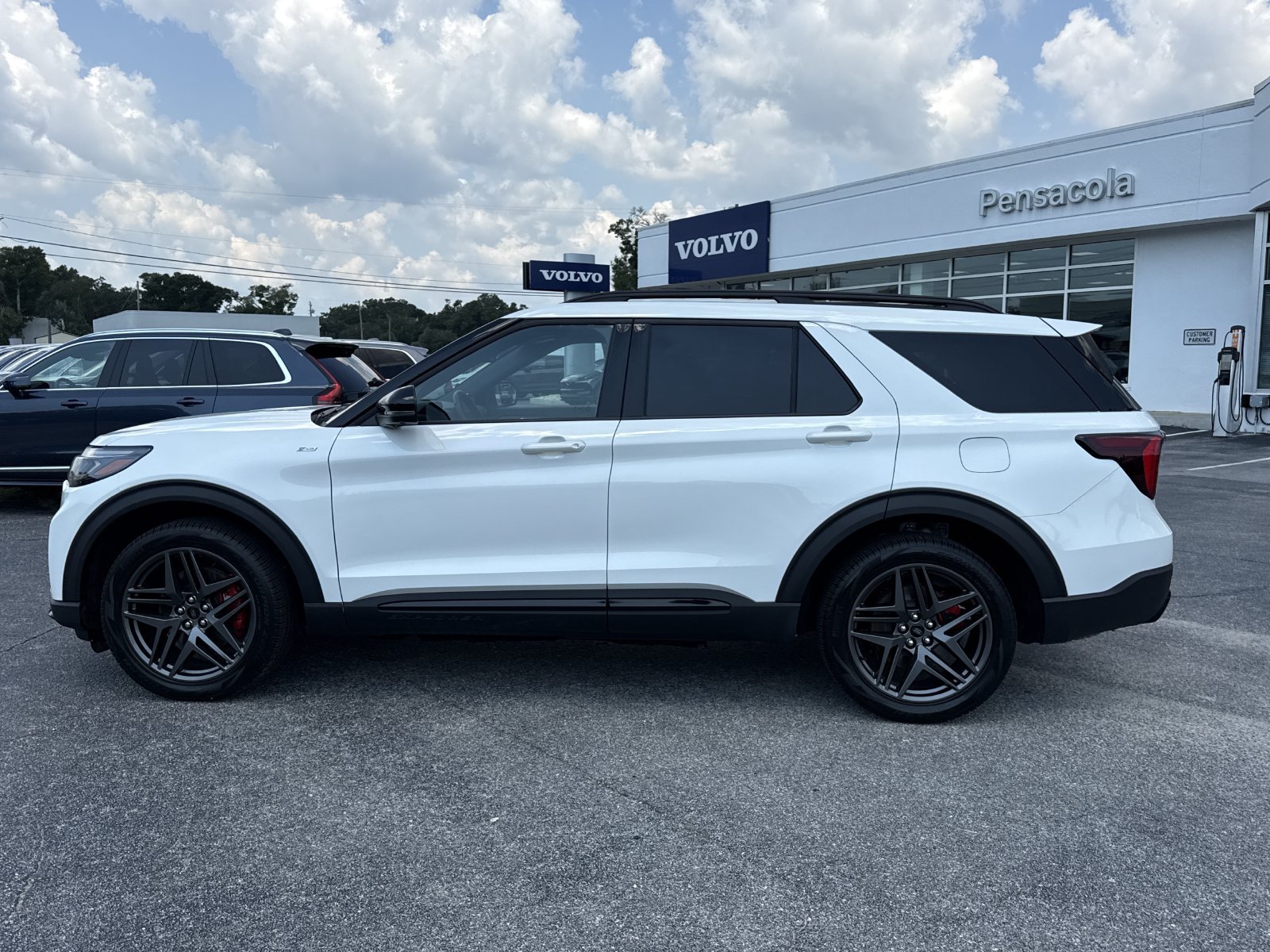 Used 2025 Ford Explorer ST-Line w/ Premium Package AWD/4WD image 2