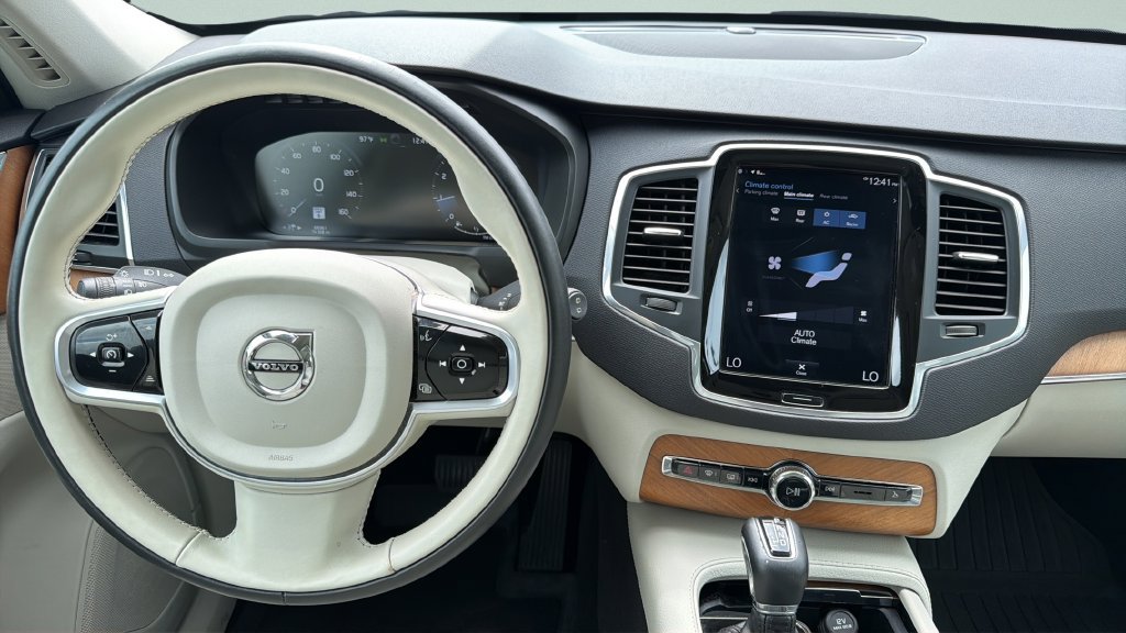Used 2022 Volvo XC90 T5 Momentum w/ Protection Package Premier FWD image 19