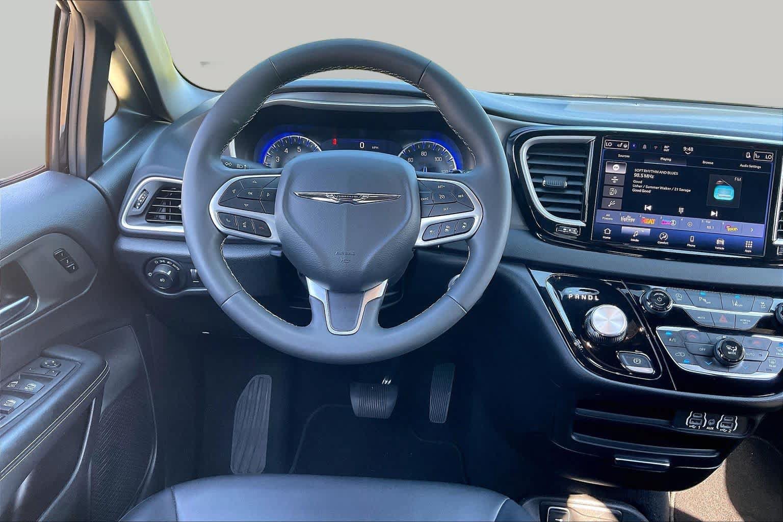 Used 2025 Chrysler Pacifica Select FWD image 6