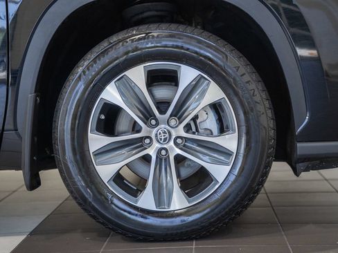 Used 2022 Toyota Highlander XLE AWD/4WD image 17