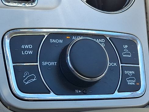 Used 2011 Jeep Grand Cherokee Overland AWD/4WD image 27