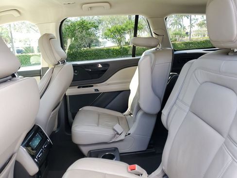 Used 2020 Lincoln Aviator Reserve image 11