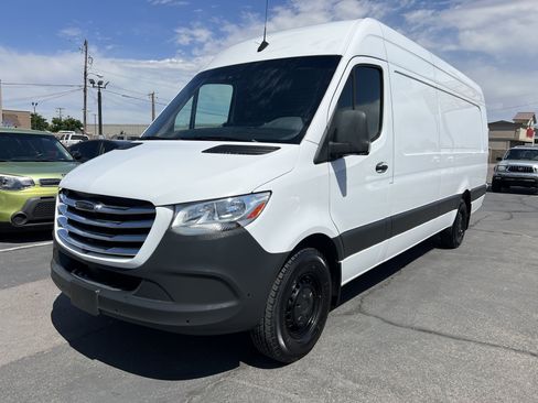 Used 2021 Freightliner Sprinter 2500 RWD image 2