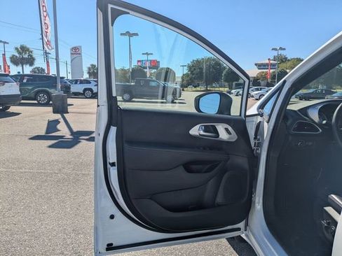 Used 2023 Chrysler Pacifica Touring-L w/ S Appearance Package image 11