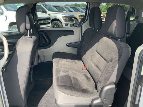 Used 2019 Dodge Grand Caravan SE w/ UConnect Hands-Free Group FWD image 39