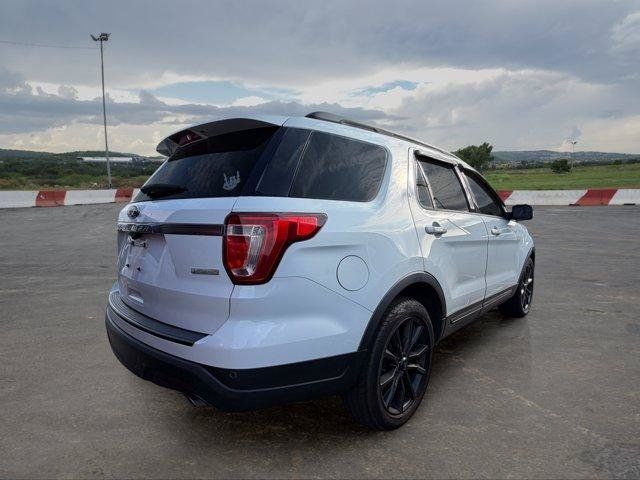 Used 2018 Ford Explorer XLT w/ Equipment Group 202A FWD image 3