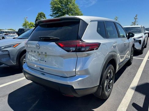 Used 2025 Nissan Rogue SV FWD image 2
