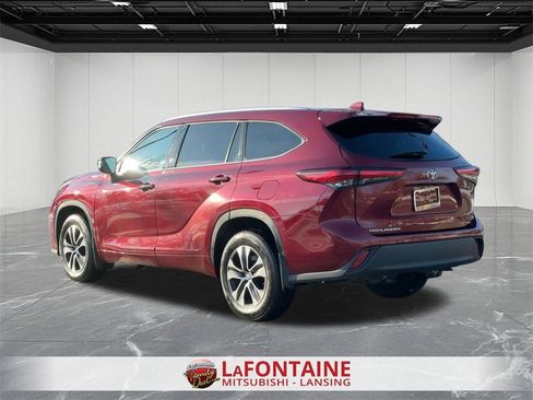 Used 2021 Toyota Highlander XLE image 3