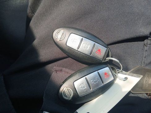 Used 2011 Nissan Juke SL image 32