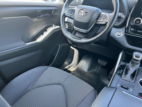 Used 2025 Toyota Highlander LE FWD image 39