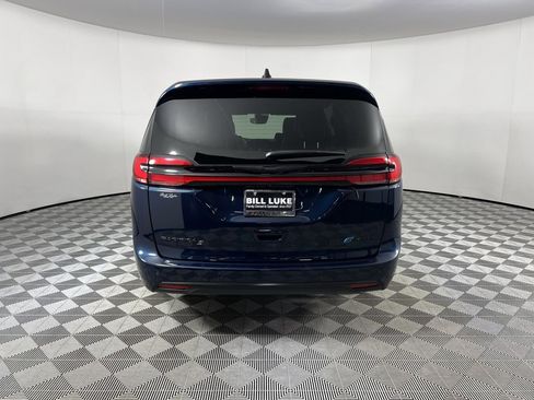 Certified 2024 Chrysler Pacifica Limited image 6