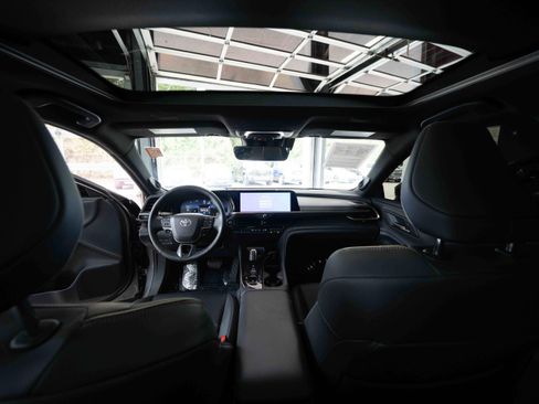 Used 2024 Toyota Crown AWD/4WD image 19