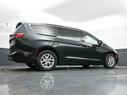 Used 2023 Chrysler Pacifica Touring-L FWD image 41