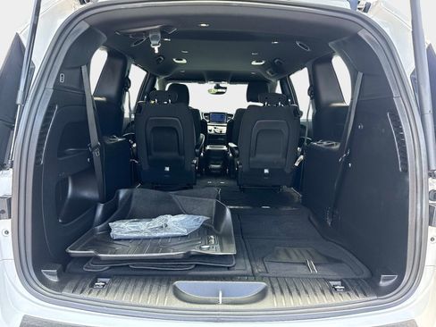 Used 2021 Chrysler Pacifica Touring w/ S Appearance Package FWD image 9