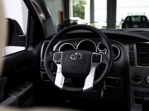 Used 2017 Toyota Sequoia SR5 AWD/4WD image 13